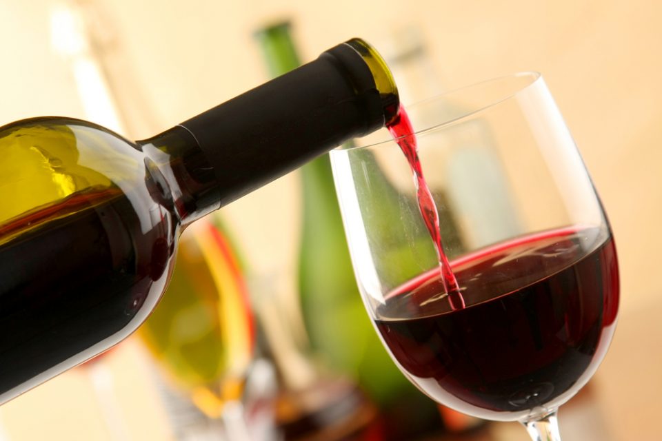 Beber vinho tinto reduz risco de Alzheimer